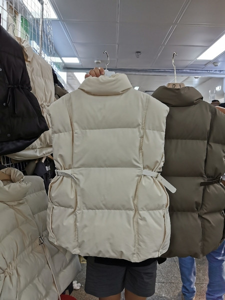 Naiste kokkutõmbunud osadega talvevest