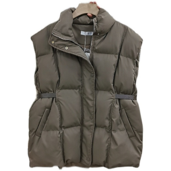 Naiste kokkutõmbunud osadega talvevest