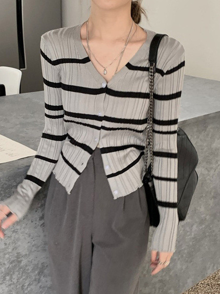 Vabaaja naiste triibulise vestiga liibuv mudel