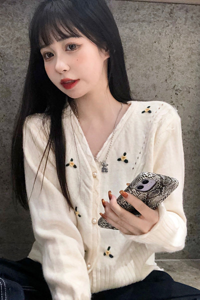 Šiuolaikinė moteriška liemenė su siuvinėjimu ir špico iškirpte