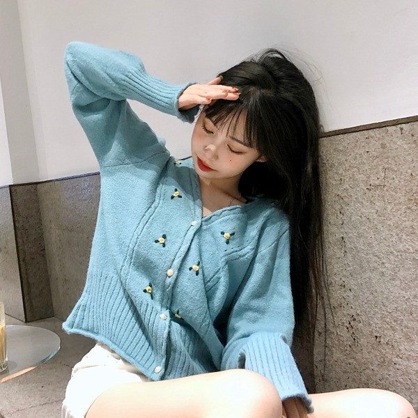 Šiuolaikinė moteriška liemenė su siuvinėjimu ir špico iškirpte