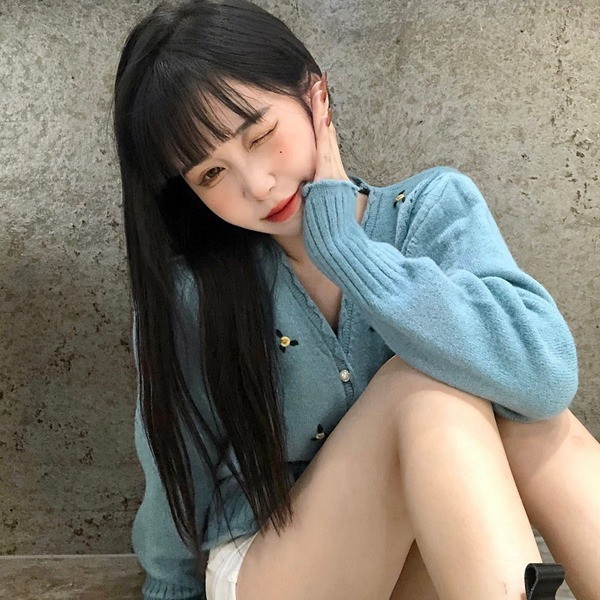 Šiuolaikinė moteriška liemenė su siuvinėjimu ir špico iškirpte