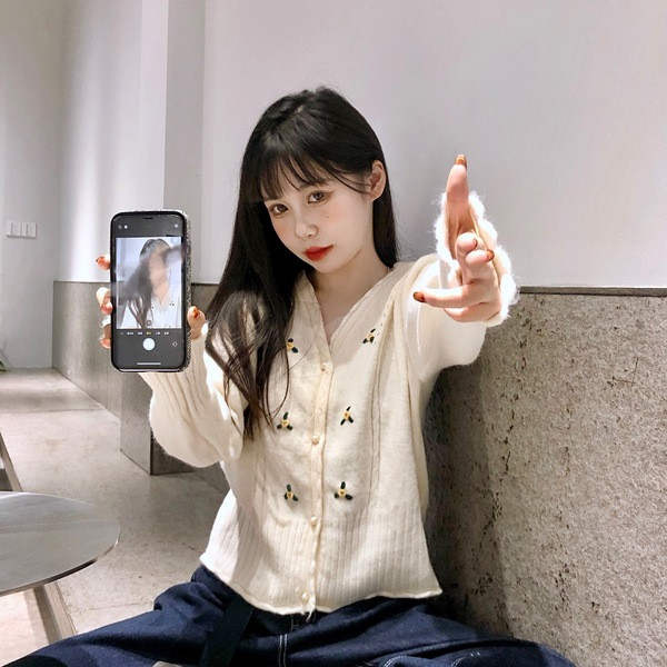 Šiuolaikinė moteriška liemenė su siuvinėjimu ir špico iškirpte