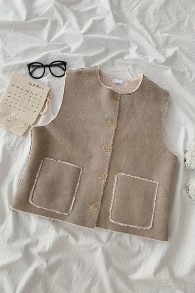 Pruun naiste vest ovaalse krae ja taskutega