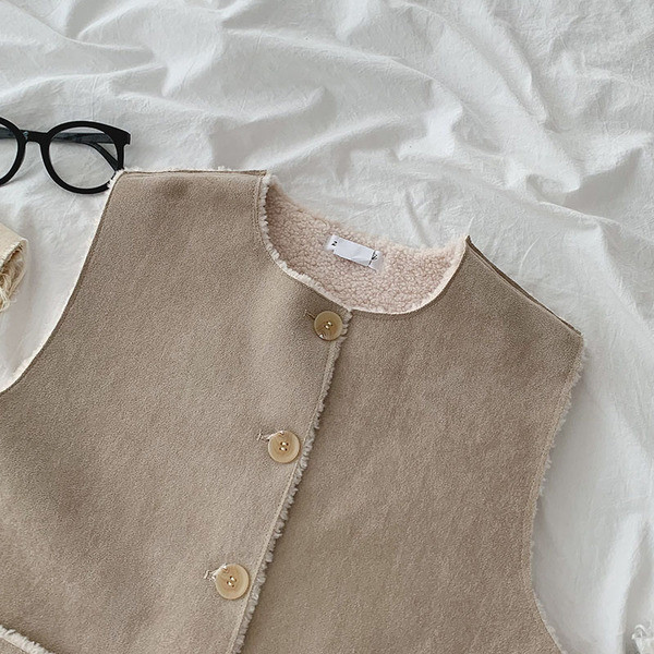 Pruun naiste vest ovaalse krae ja taskutega