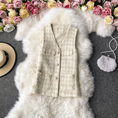 Karirani ženski prsluk s gumbima i bisernim ukrasom