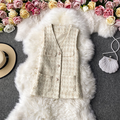 Karirani ženski prsluk s gumbima i bisernim ukrasom