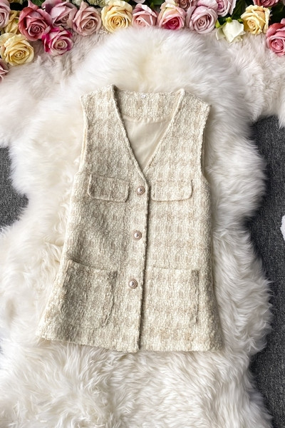 Karirani ženski prsluk s gumbima i bisernim ukrasom