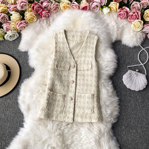 Karirani ženski prsluk s gumbima i bisernim ukrasom