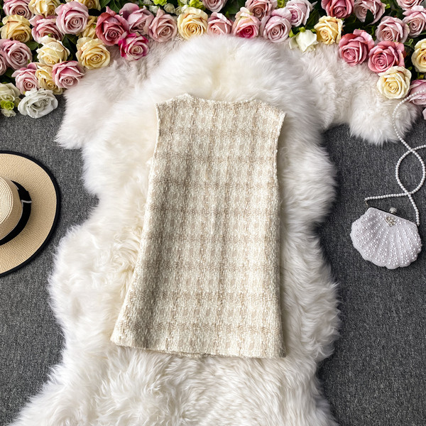 Karirani ženski prsluk s gumbima i bisernim ukrasom