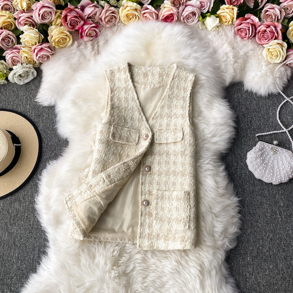 Karirani ženski prsluk s gumbima i bisernim ukrasom