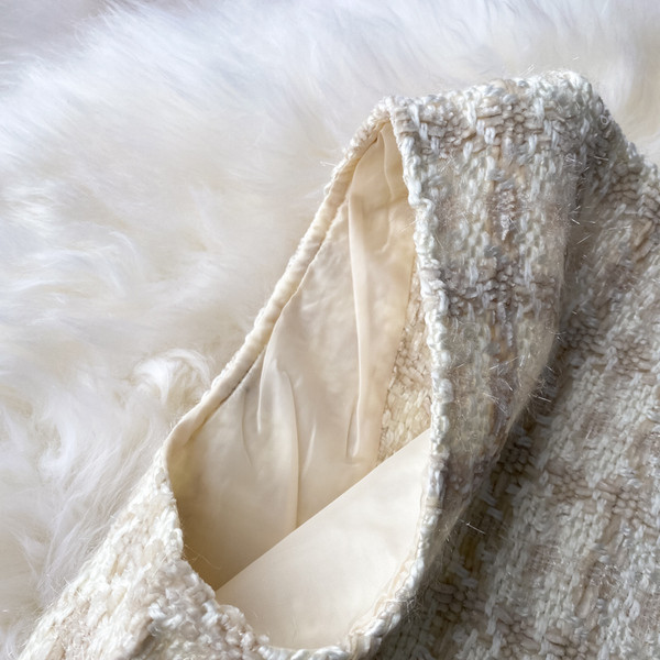 Karirani ženski prsluk s gumbima i bisernim ukrasom