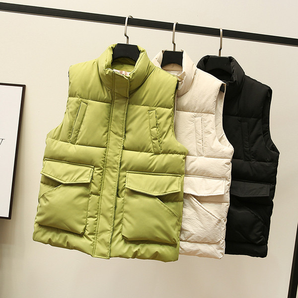 Laisvalaikio liemenė aukšta apykakle ir kelių spalvų kišenėmis