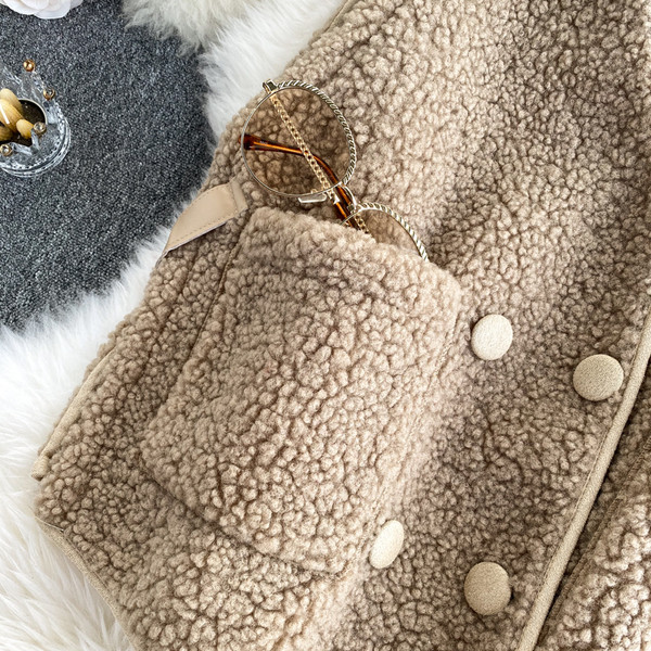 Naiste V-kujulise krae ja taskutega vest