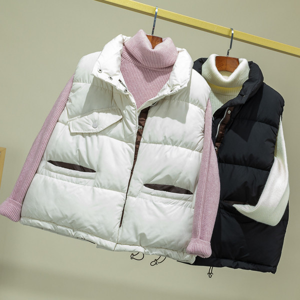 Uue mudeli kõrge krae ja taskuga naistevest