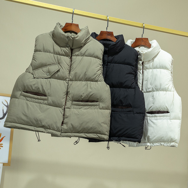 Uue mudeli kõrge krae ja taskuga naistevest