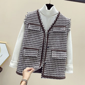 Taskute ja spitsikaelusega ruuduline naistevest