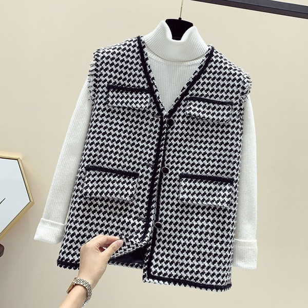 Taskute ja spitsikaelusega ruuduline naistevest