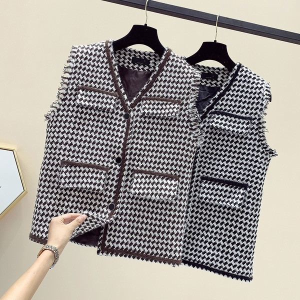 Taskute ja spitsikaelusega ruuduline naistevest