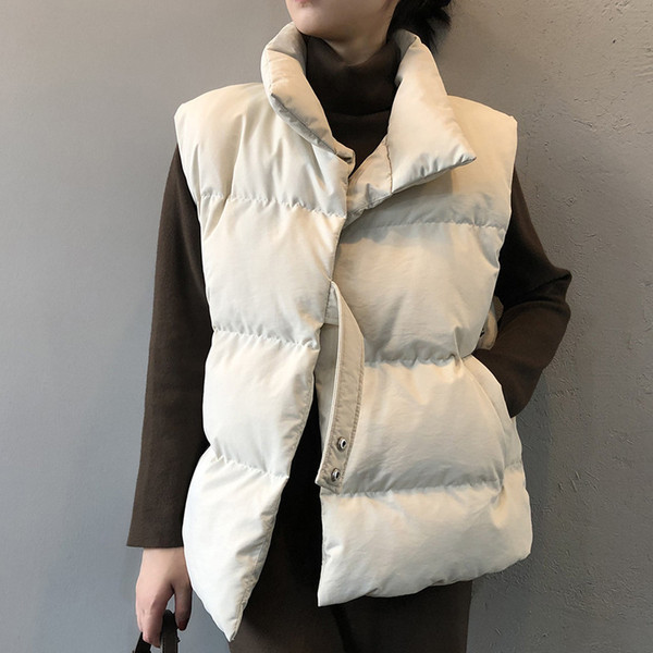 Moteriškos sportinės žieminės liemenės asimetrinis modelis