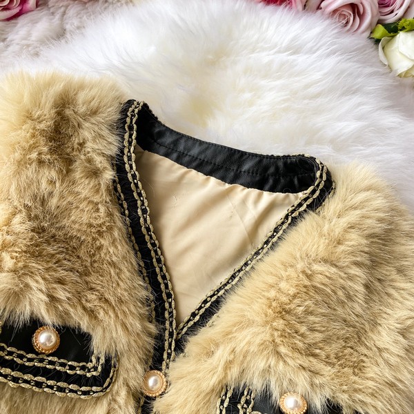 Naiste kuldsete nööpidega sulevest