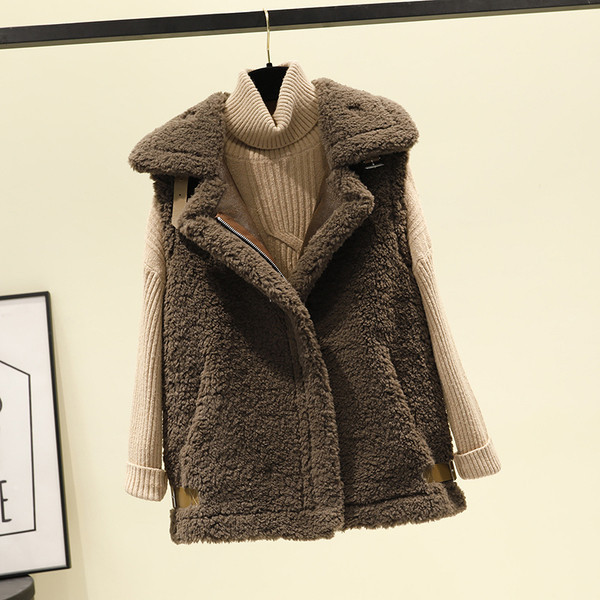 Moteriška pūkinė liemenė su špicine iškirpte ir kelių spalvų kišenėmis