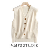 Moteriška liemenė su sagomis ir špicine iškirpte