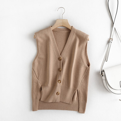 Moteriška liemenė su sagomis ir špicine iškirpte