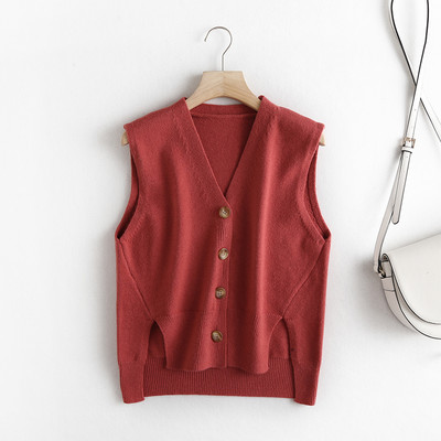 Moteriška liemenė su sagomis ir špicine iškirpte