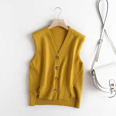 Moteriška liemenė su sagomis ir špicine iškirpte