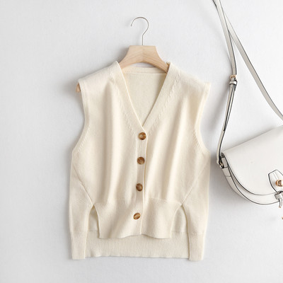 Moteriška liemenė su sagomis ir špicine iškirpte