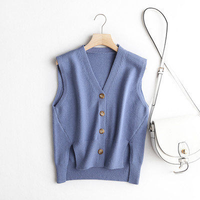 Moteriška liemenė su sagomis ir špicine iškirpte