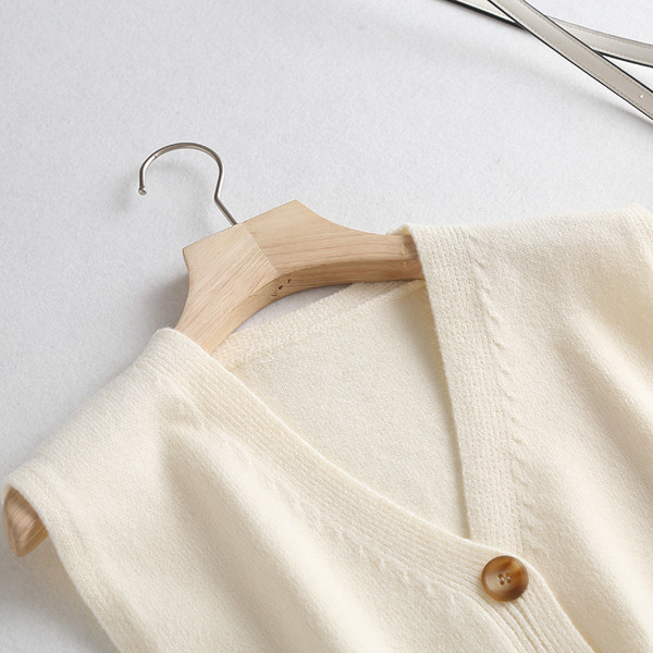 Moteriška liemenė su sagomis ir špicine iškirpte