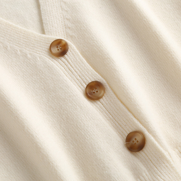 Moteriška liemenė su sagomis ir špicine iškirpte