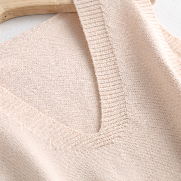 Naiste vest spits-kaelusega aplikatsioonidega