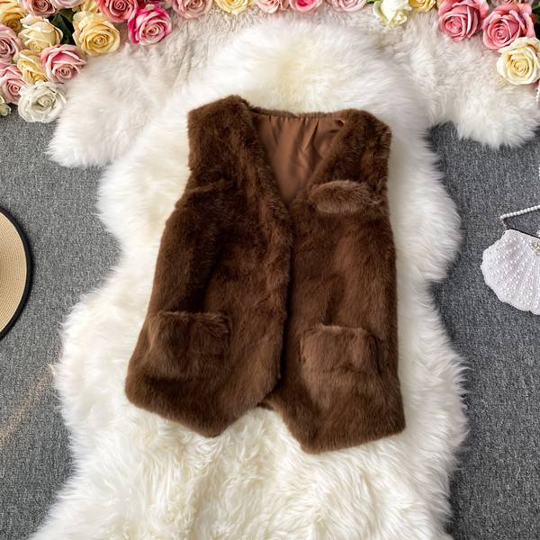 Ležeran ženski prsluk sa špicastim izrezom