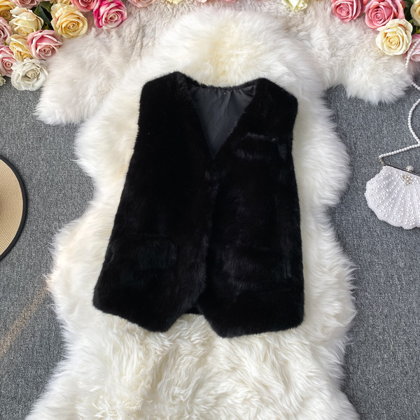 Ležeran ženski prsluk sa špicastim izrezom