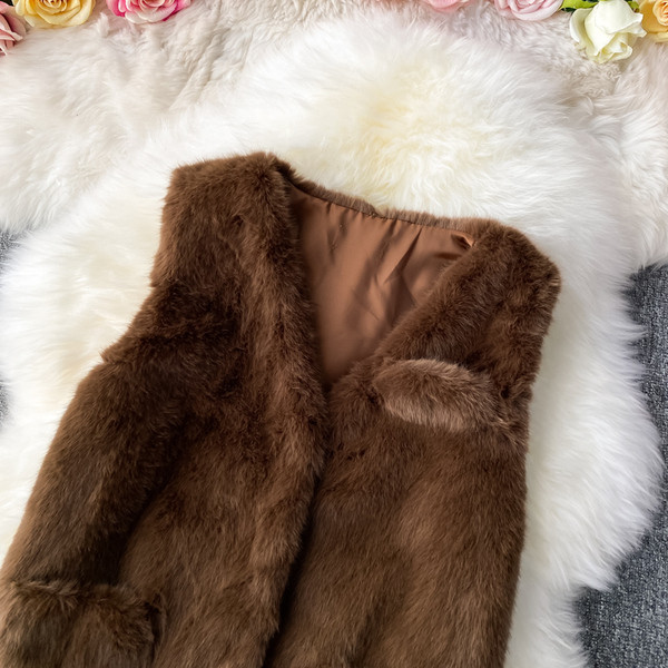 Ležeran ženski prsluk sa špicastim izrezom