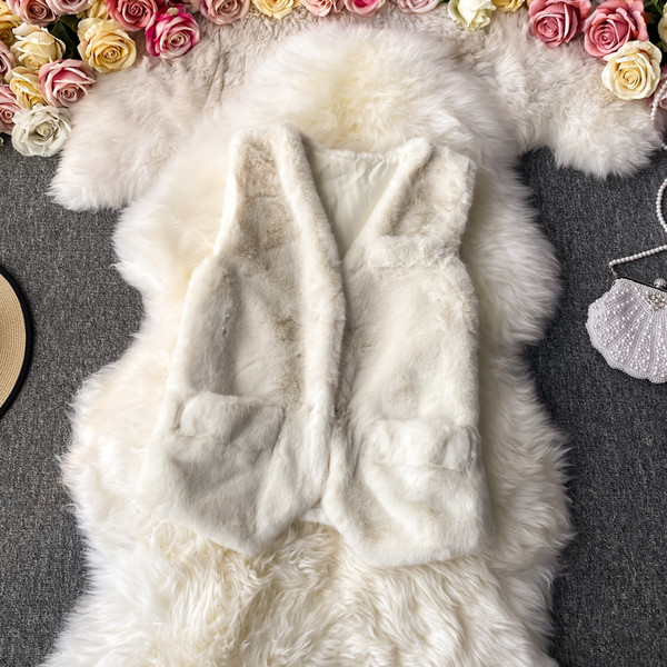 Ležeran ženski prsluk sa špicastim izrezom