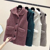 Šiuolaikinė moteriška liemenė vidutinio ilgio ir sagomis