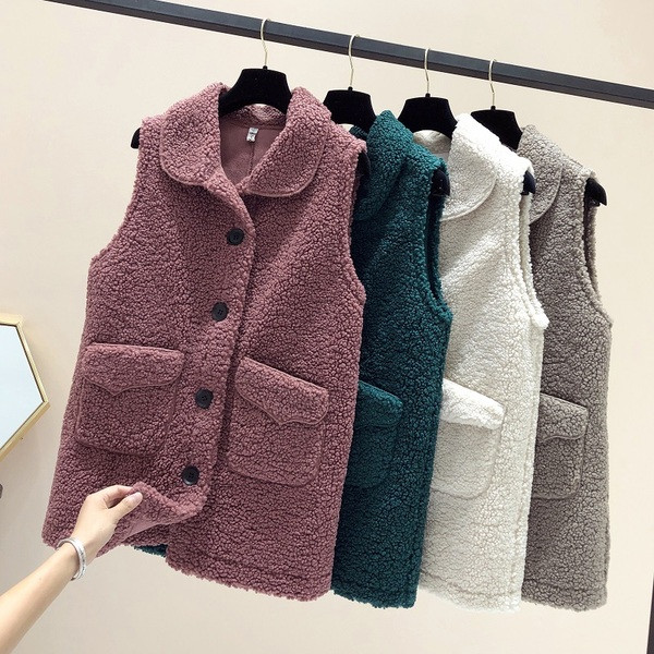 Šiuolaikinė moteriška liemenė vidutinio ilgio ir sagomis