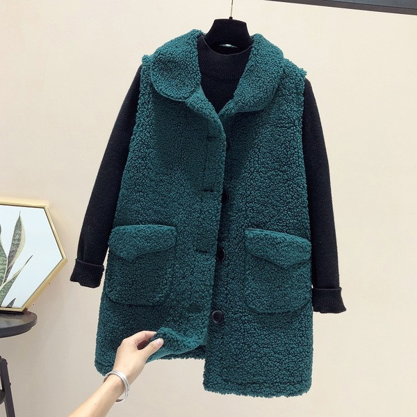 Šiuolaikinė moteriška liemenė vidutinio ilgio ir sagomis