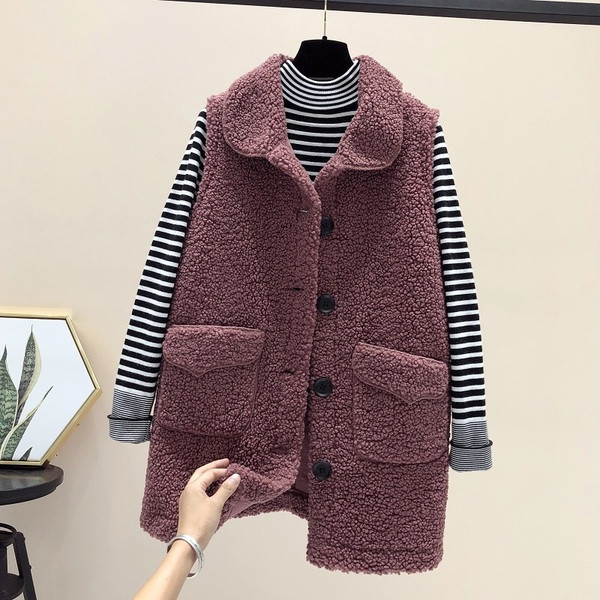 Šiuolaikinė moteriška liemenė vidutinio ilgio ir sagomis