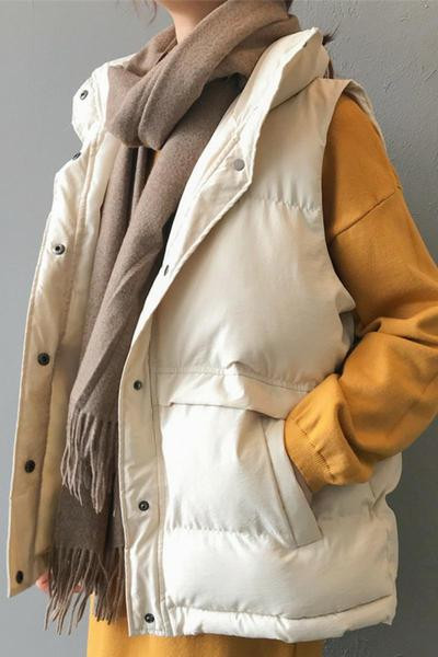 Moteriška rudens-žiemos liemenė su sagomis