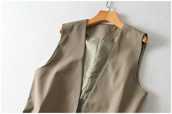 Naiste liibuv vest nööbiga