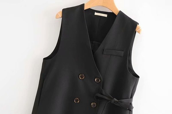 Naiste vesti sirge kaherealise kinnitusega mudel