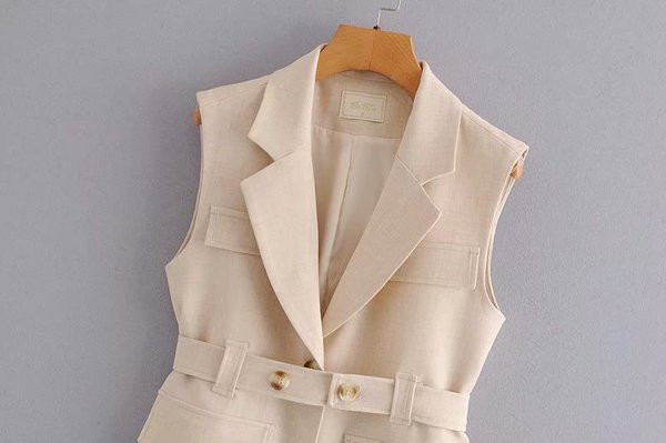 Moodne liibuv vest taskute ja vööga