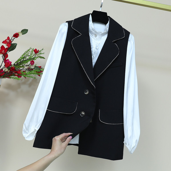 Naujo modelio moteriška liemenė su špicine iškirpte ir sagomis