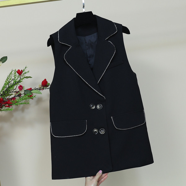 Naujo modelio moteriška liemenė su špicine iškirpte ir sagomis