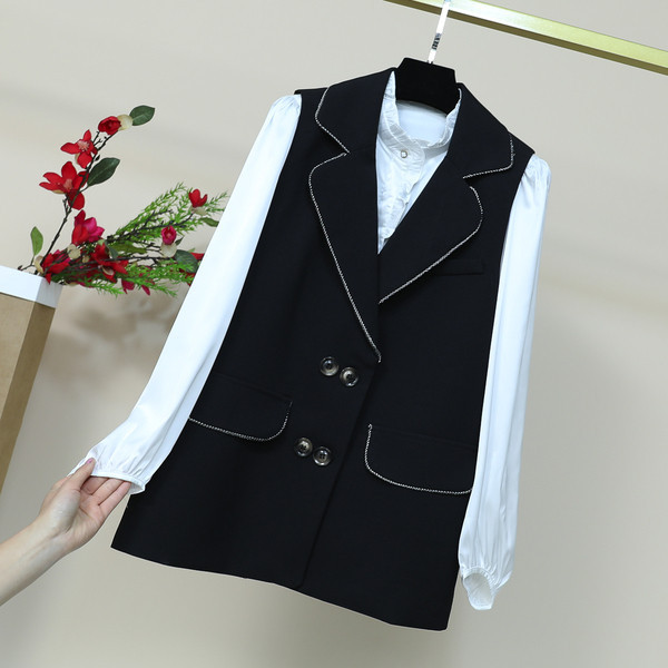 Naujo modelio moteriška liemenė su špicine iškirpte ir sagomis